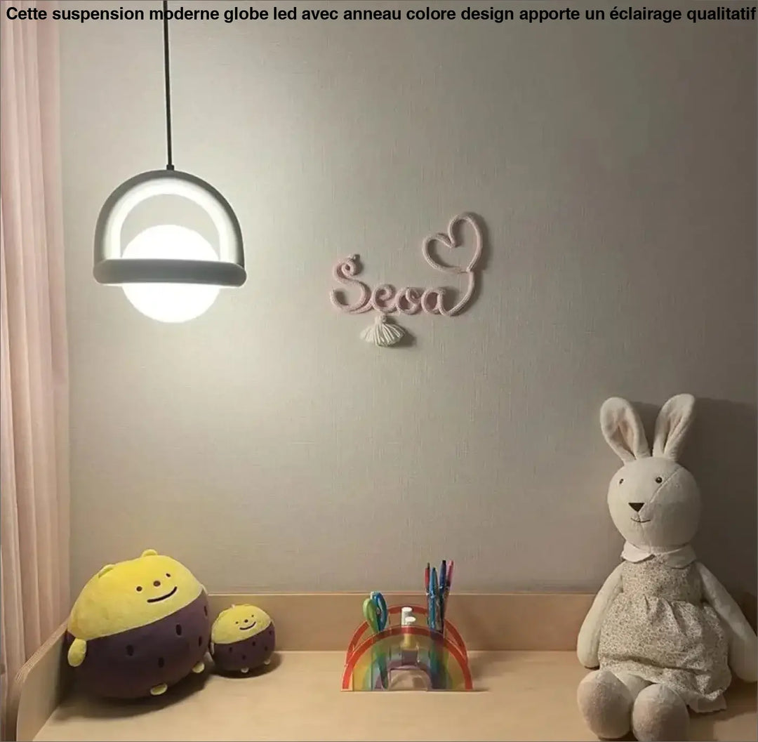 Suspension Moderne Globe LED et Anneau Coloré Design Ludique et Chic
