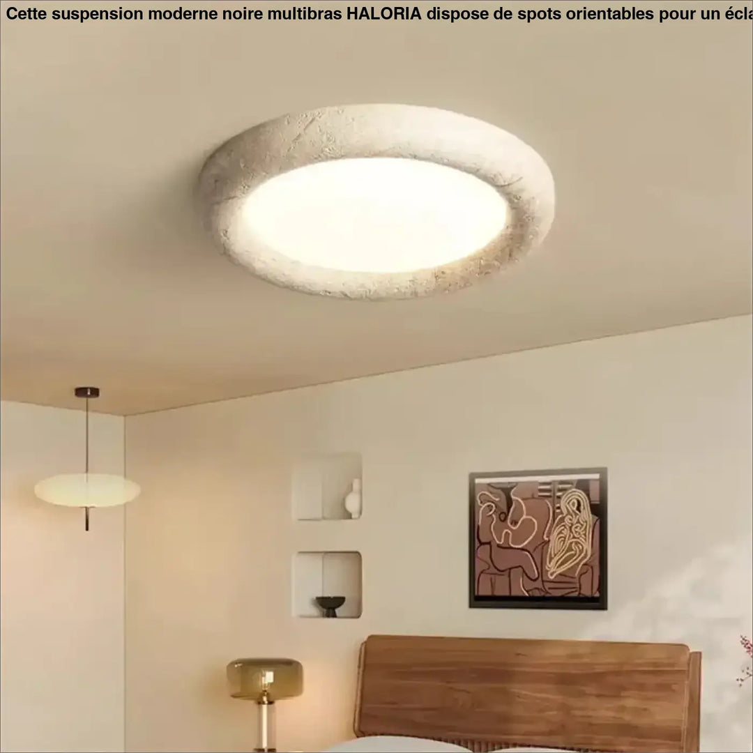 Suspension moderne noire multibras avec spots orientés et luminaire circulaire en pierre texturée blanc cassé