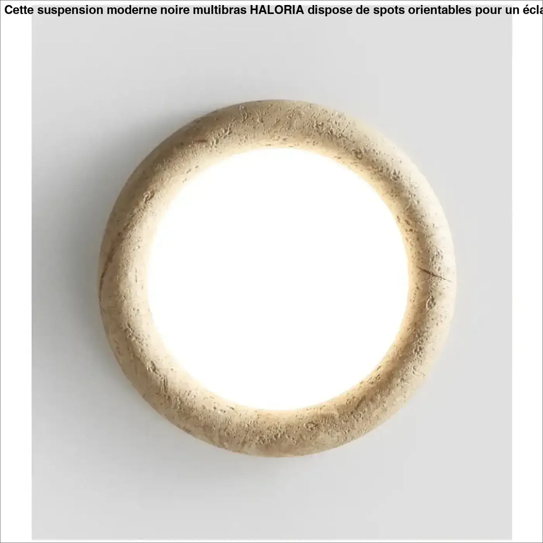 Suspension moderne noire multibras avec spots orientés et lumière centrale chaude en pierre texturée arrondie