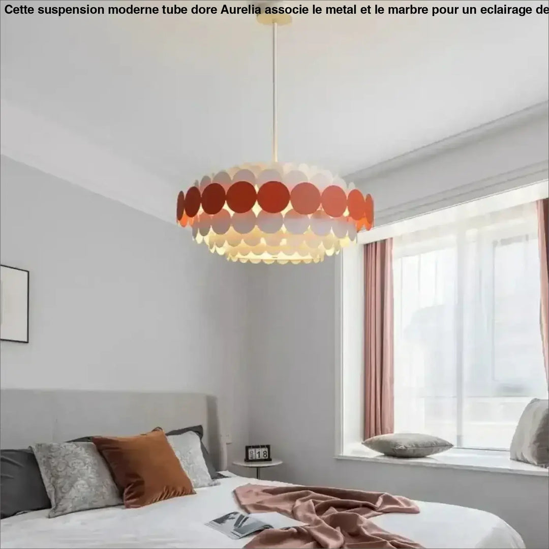 Suspension luminaire calou avec disque translucide orange et blanc conçu comme un chandelier de plafond minimaliste