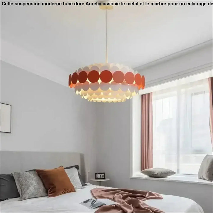 Suspension luminaire calou avec disque translucide orange et blanc conçu comme un chandelier de plafond minimaliste