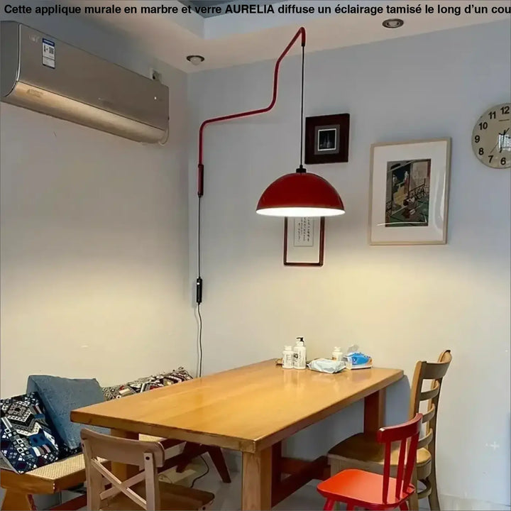 Applique murale design rouge avec bras articulé au style moderne
