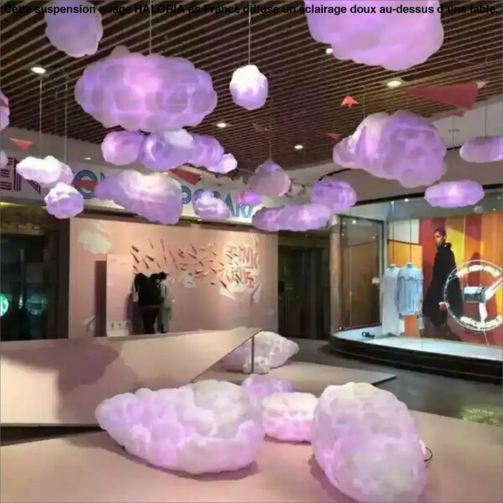 Suspension nuage haloria en forme de nuage lavande flottant au-dessus d’une table avec une lumière douce