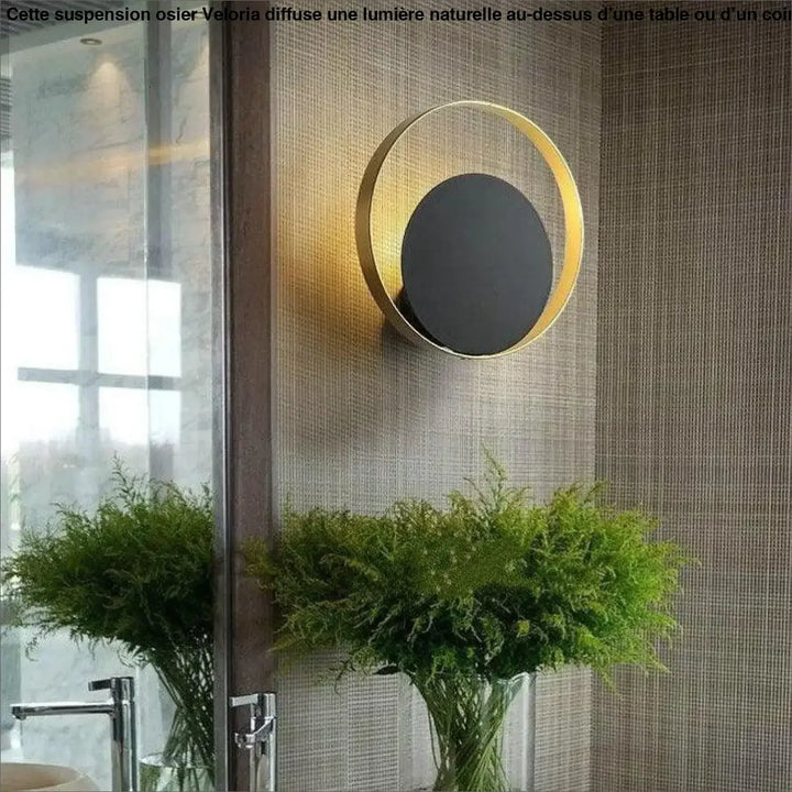 Suspension osier veloria en métal doré avec disque central noir mat idéale au-dessus d’une table ou d’un coin salon
