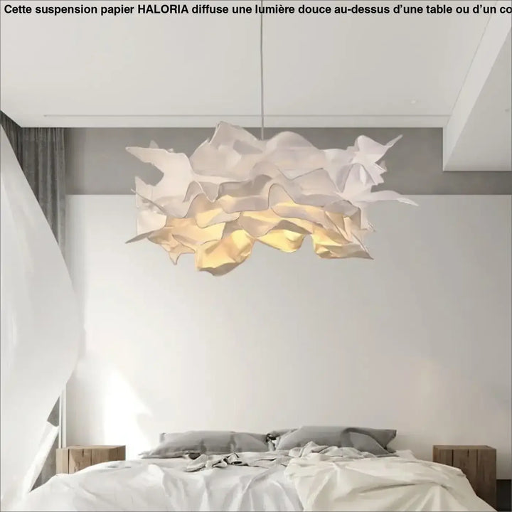 Suspension papier haloria moderne en blanc et or avec design organique pour éclairer au-dessus d’une table ou d’un coin salon
