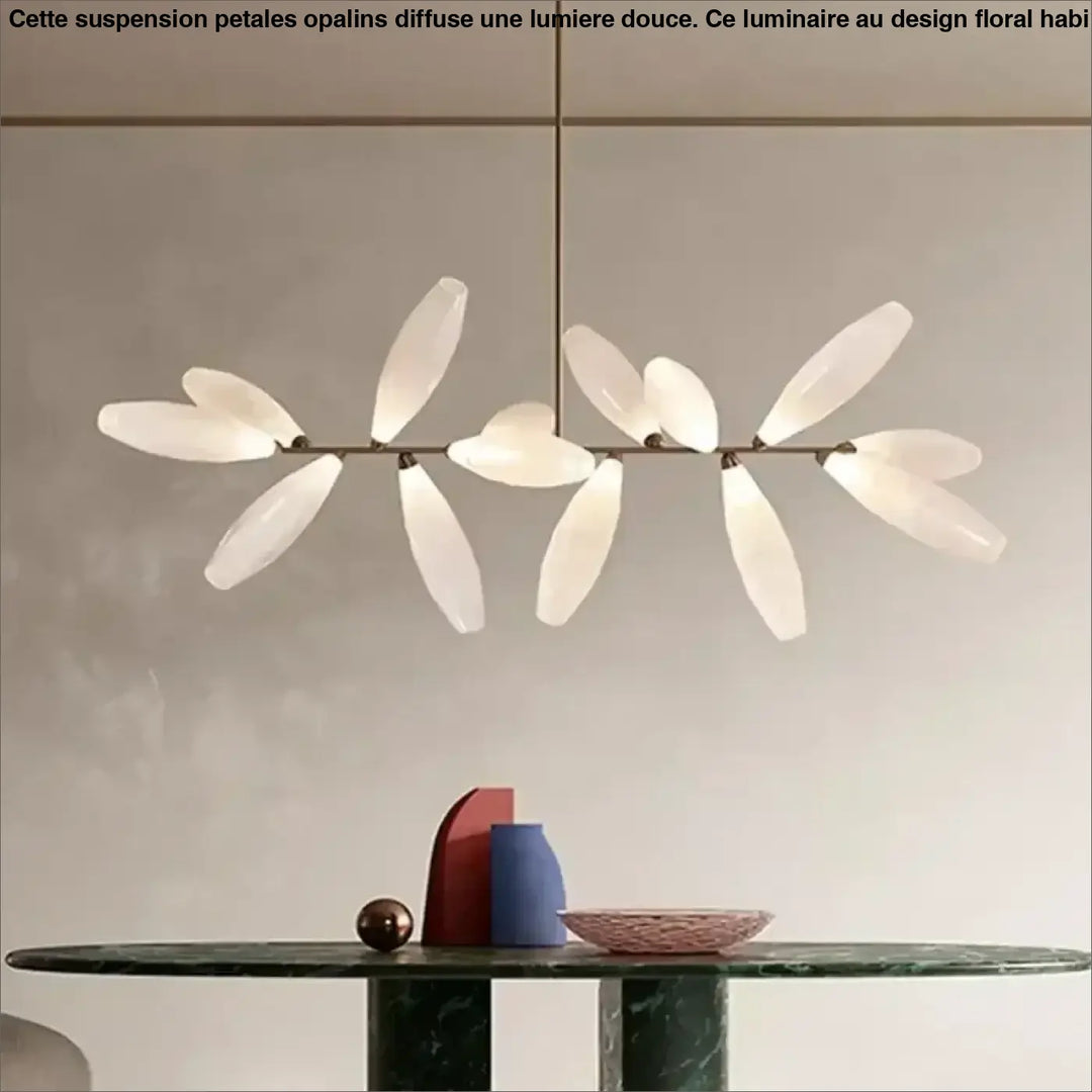 Suspension pétales opalins design floral et lumière douce moderne

