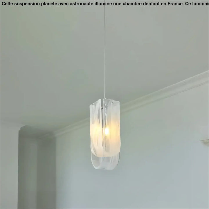 Suspension en verre soufflé au design organique et artistique

