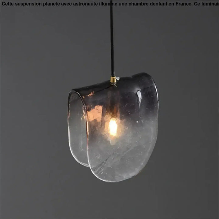 Suspension en verre soufflé au design organique et artistique

