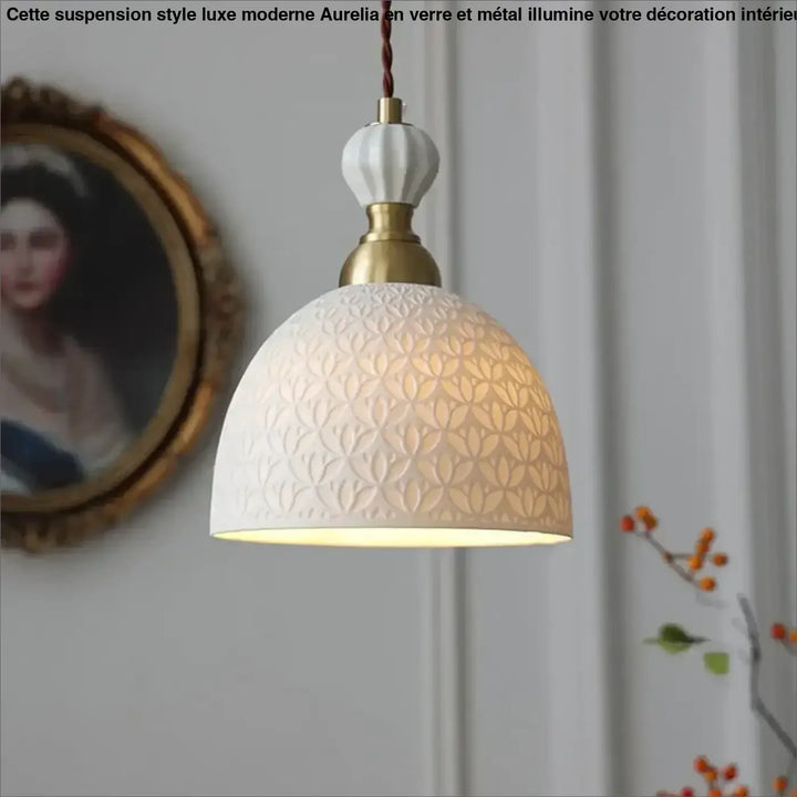 Suspension luminaire jaton en céramique blanche avec design floral embossé et accents en laiton charme vintage