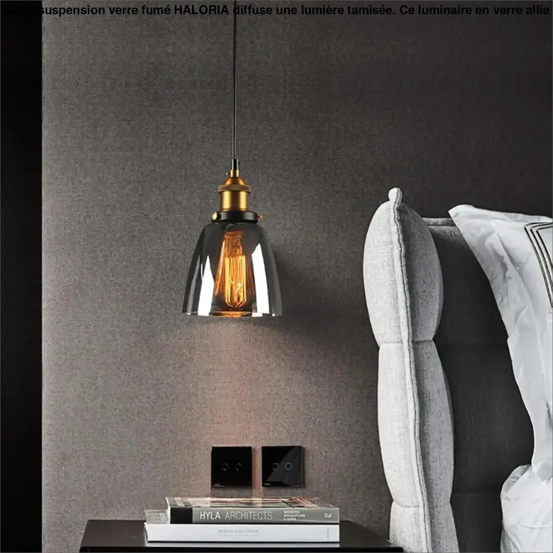 Suspension verre fumé haloria avec abat-jour en verre clair et structure métal laiton chaleureux avec ampoule à filament visible