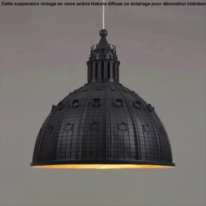 Suspension luminaire roomlumi noire en forme de dôme avec détails architecturaux et lumière dorée pour salle à manger