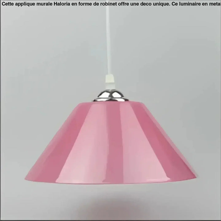 Suspension luminaire delta avec forme conique rose, fixation métallique argentée et câble blanc pour décoration intérieure