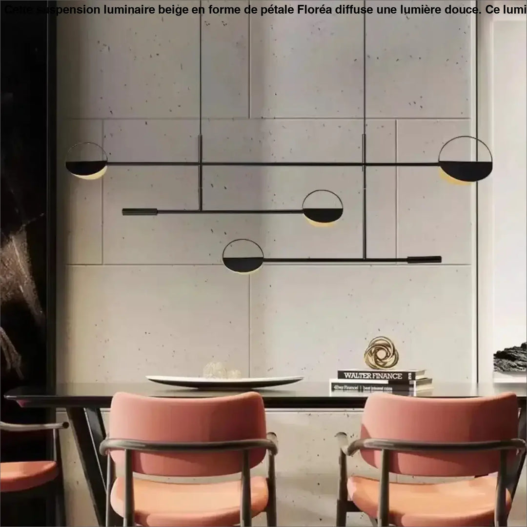 Luminaire beige uspension luminaire beige en forme de pétale avec suspensions géométriques noires au-dessus de la table repas