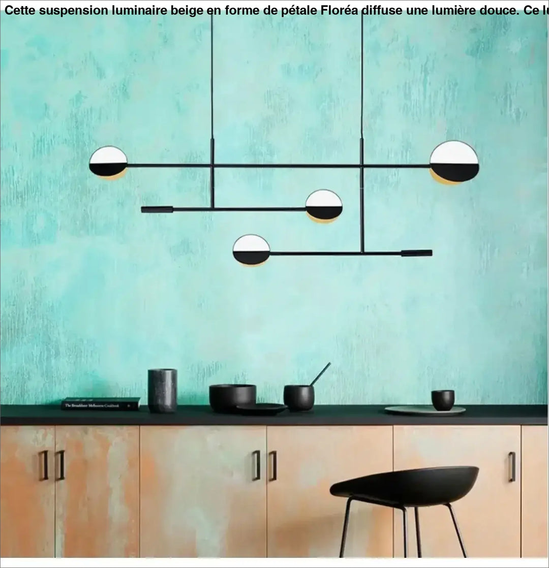 Uspension luminaire beige en forme de pétale avec suspension géométrique noire et blanche et ampoules sphériques