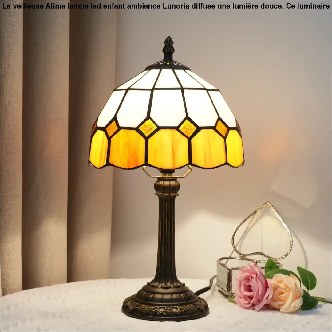 Lampes de chevet méditerranéen avec abat-jour hexagonal en verre teinté ambre et blanc sur socle bronze orné devient plus vivante