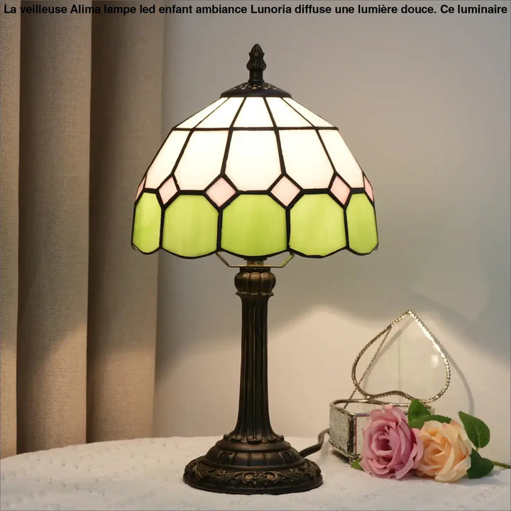 Lampe de chevet méditerranéenne avec abat-jour mosaïque en verre blanc rose pâle vert lime et cadre métal sombre devient plus vivante