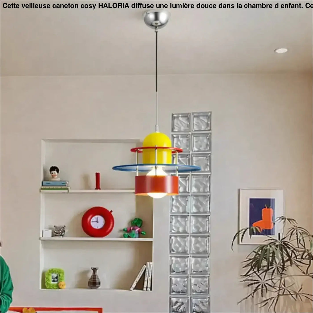 Suspension luminaire retro vintage avec coupe jaune, anneaux rouge et bleu, fixation plafond métallique argentée pour présence douce