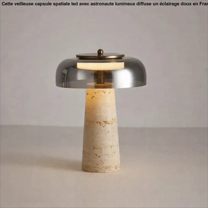 Lampe de chevet neo avec abat-jour métallique moderne et base en pierre beige texturée pour une ambiance chaleureuse design moderne