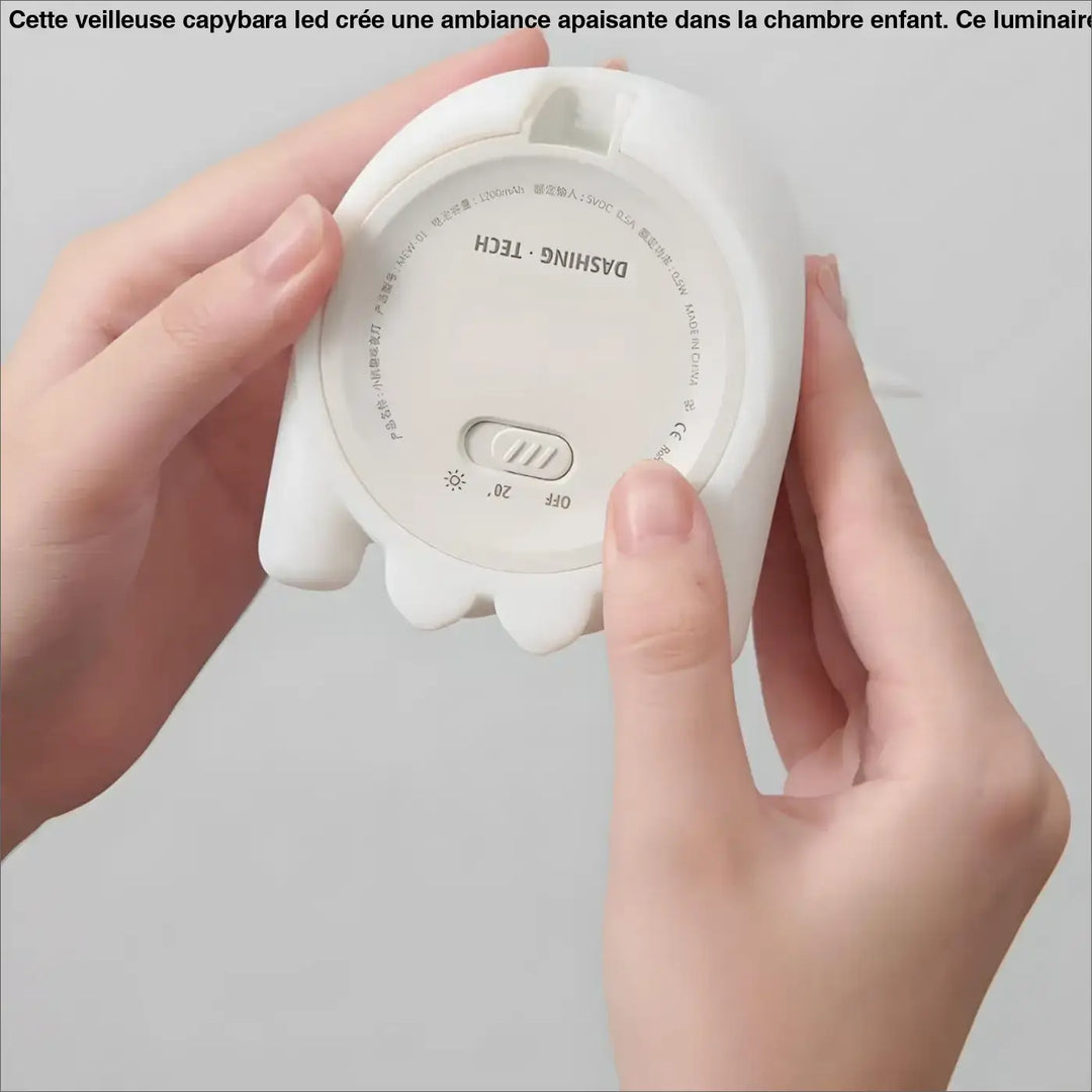 Veilleuse capybara led chambre enfant en plastique blanc en forme de hibou avec base circulaire et bords texturés