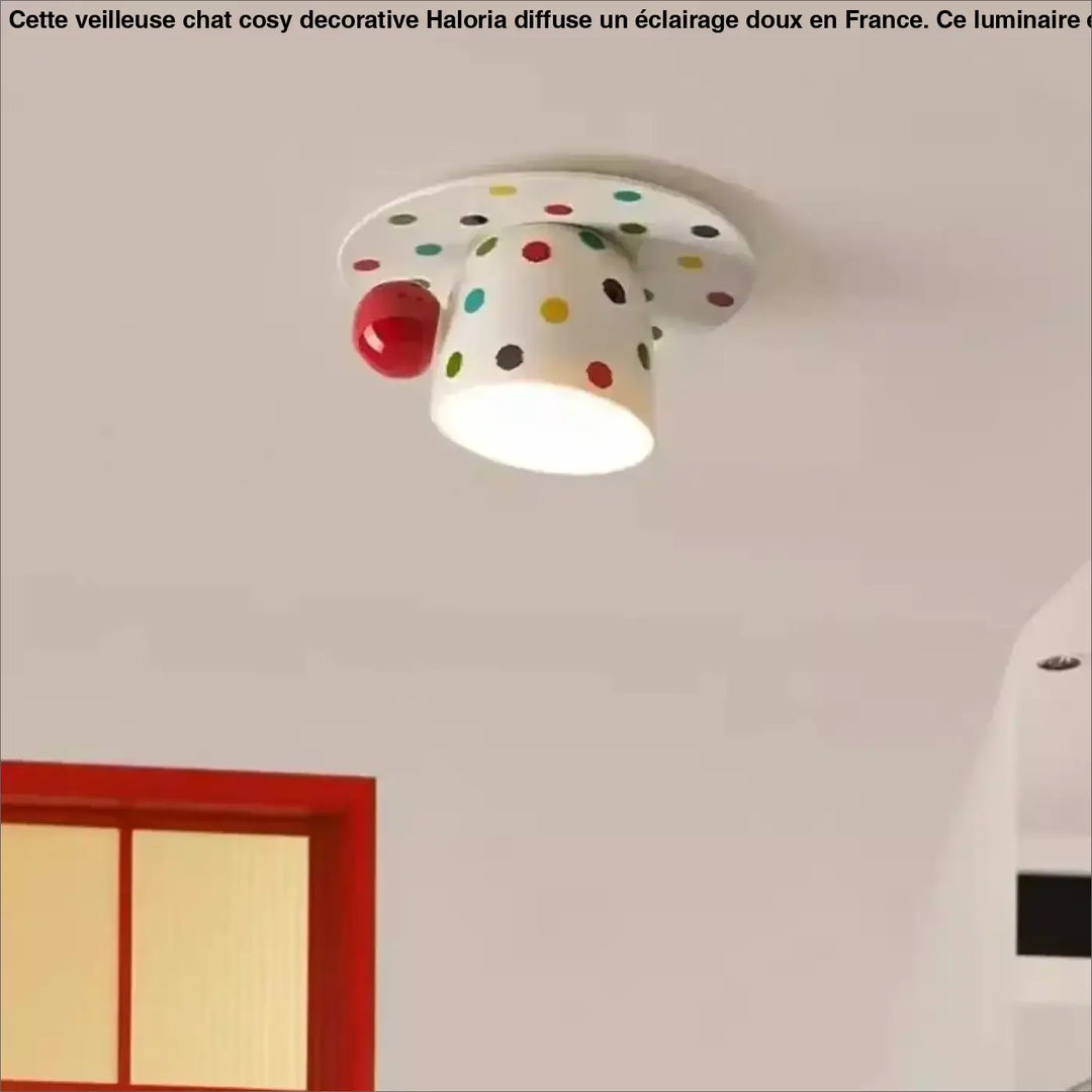 Luminaire plafonnier bodian blanc orné de pois colorés avec accent sphérique rouge tasse à pois donne envie