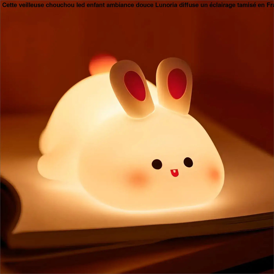 Veilleuse chouchou led enfant en forme de lapin blanc avec oreilles rouges et visage souriant pour led enfant ambiance douce