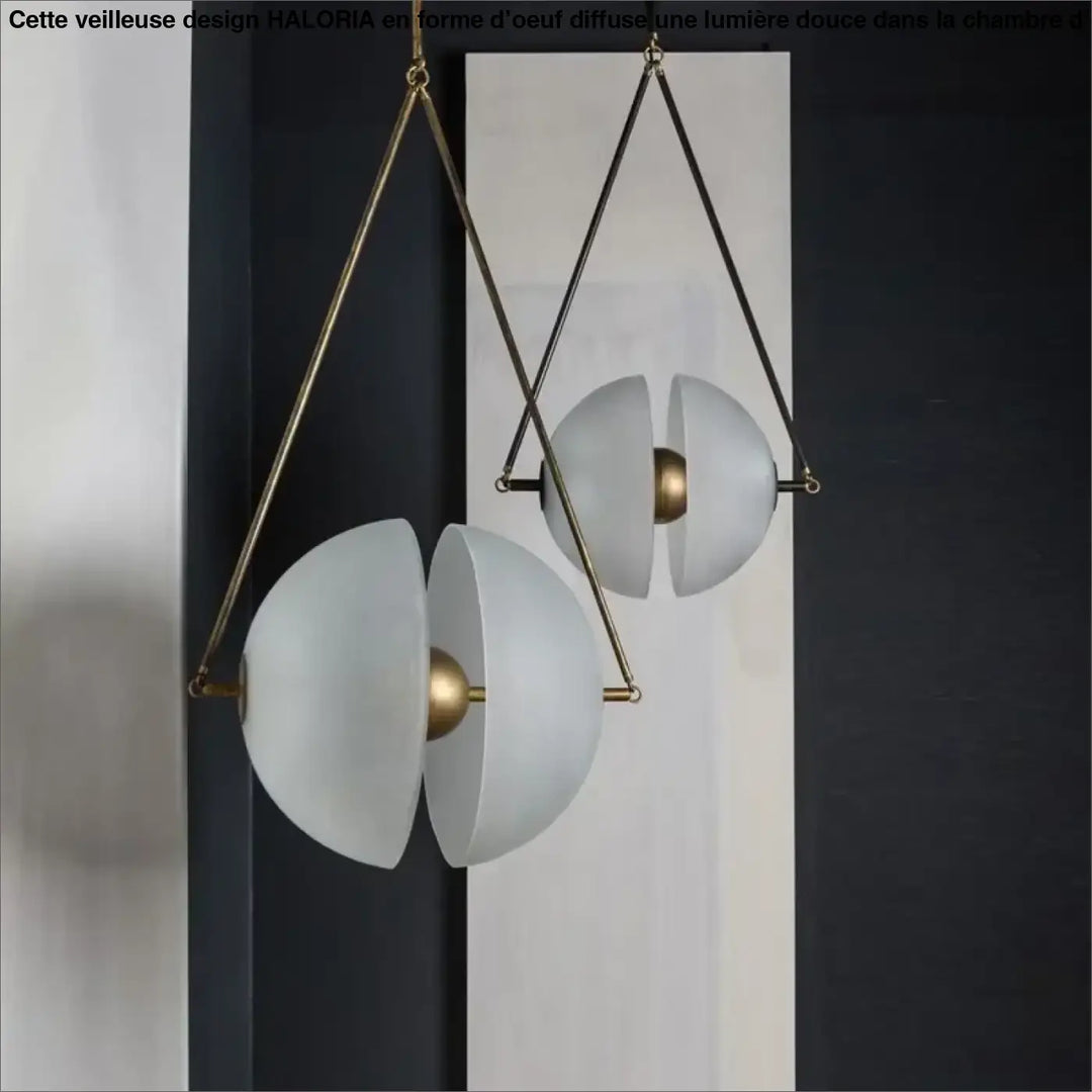 Suspension luminaire ronde en verre opalin et laiton doré élégant