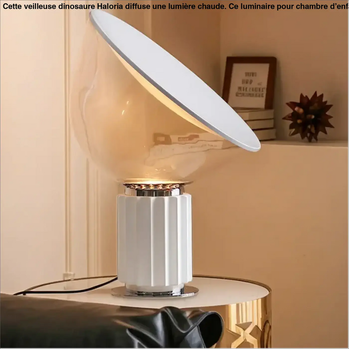 Lampe de table ekoa blanche avec dôme en verre clair et base striée métallique où la lumière devient plus qu’un éclairage