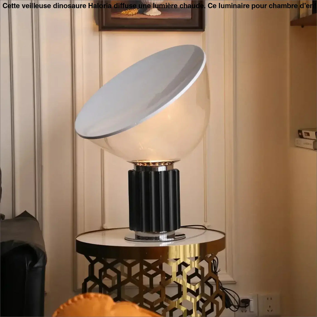 Lampe de table ekoa avec base striée noire, dôme en verre blanc translucide et accents chrome où la lumière devient plus qu’un simple éclairage