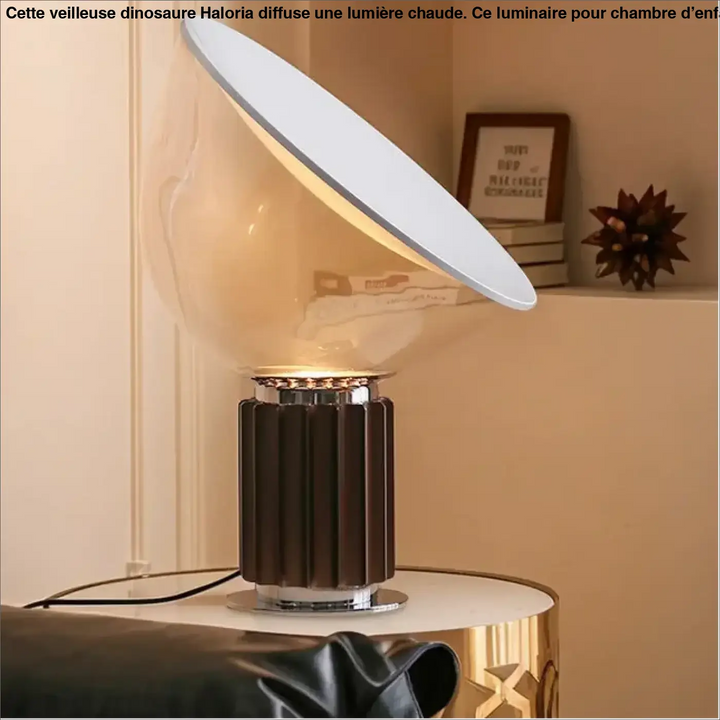 Lampe de table ekoa avec base striée marron foncé, dôme en verre clair et lumière devient plus qu’un simple éclairage chrome