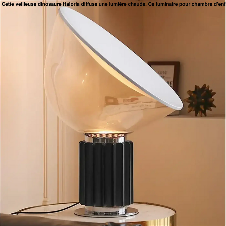 Lampe de table ekoa avec base striée noire et abat-jour en verre ambré translucide où la lumière devient plus qu’un éclairage