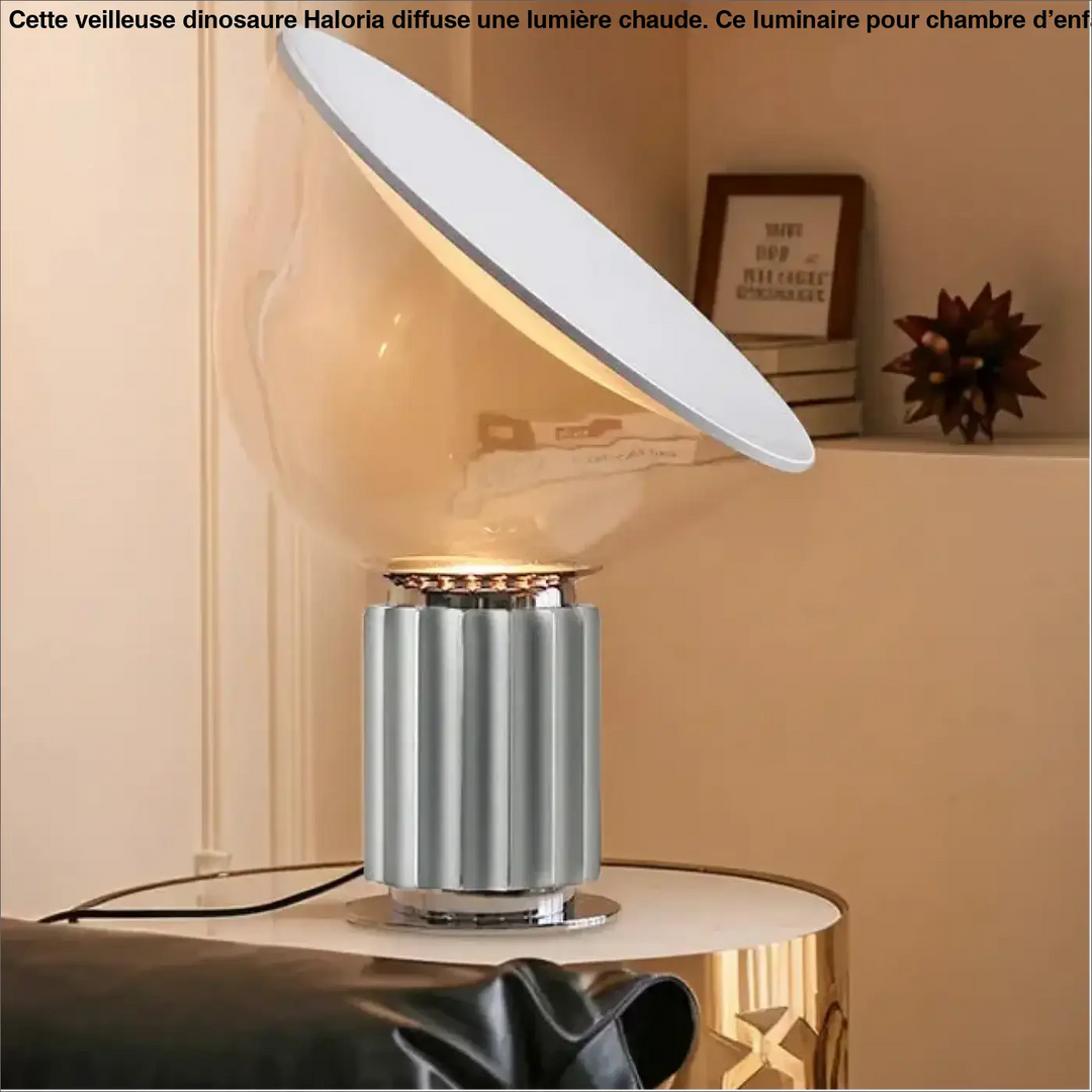 Lampe de table ekoa avec base striée en métal argenté et globe en verre clair où la lumière devient plus qu’un simple éclairage