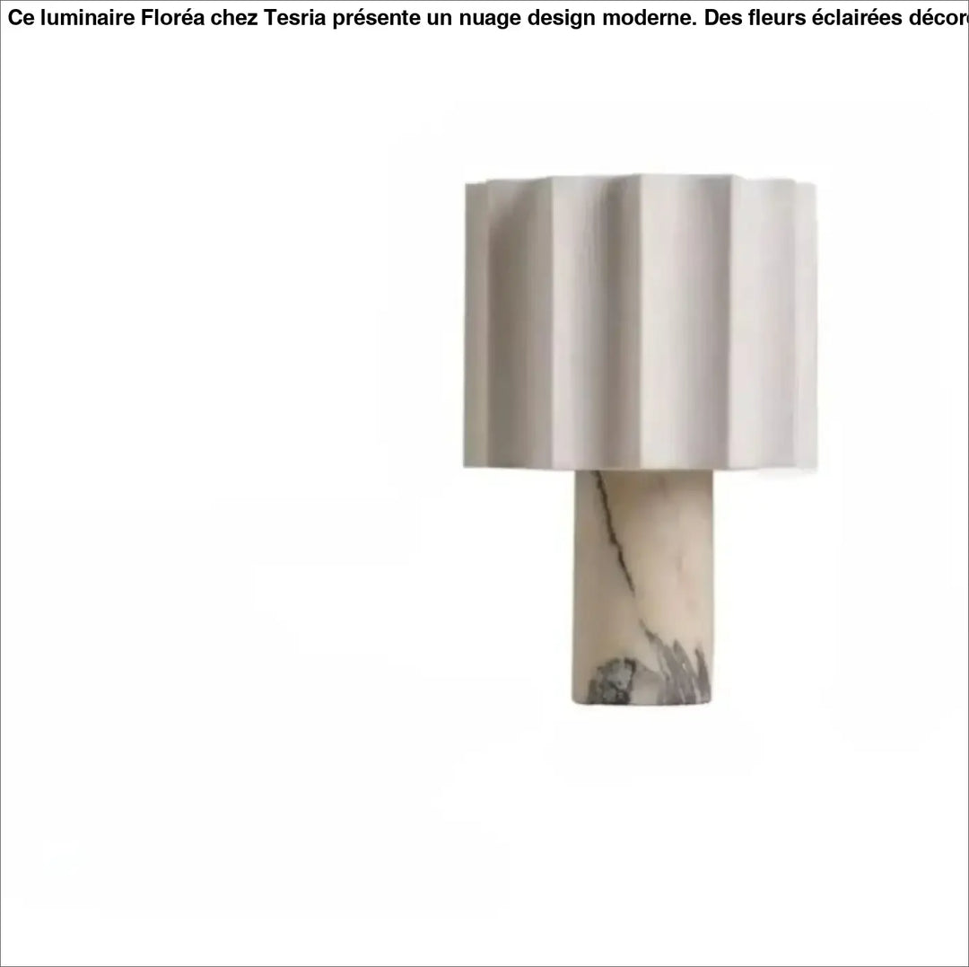Lampe de chevet pietra avec abat-jour plissé ivoire et pied cylindrique en marbre clair veiné foncé