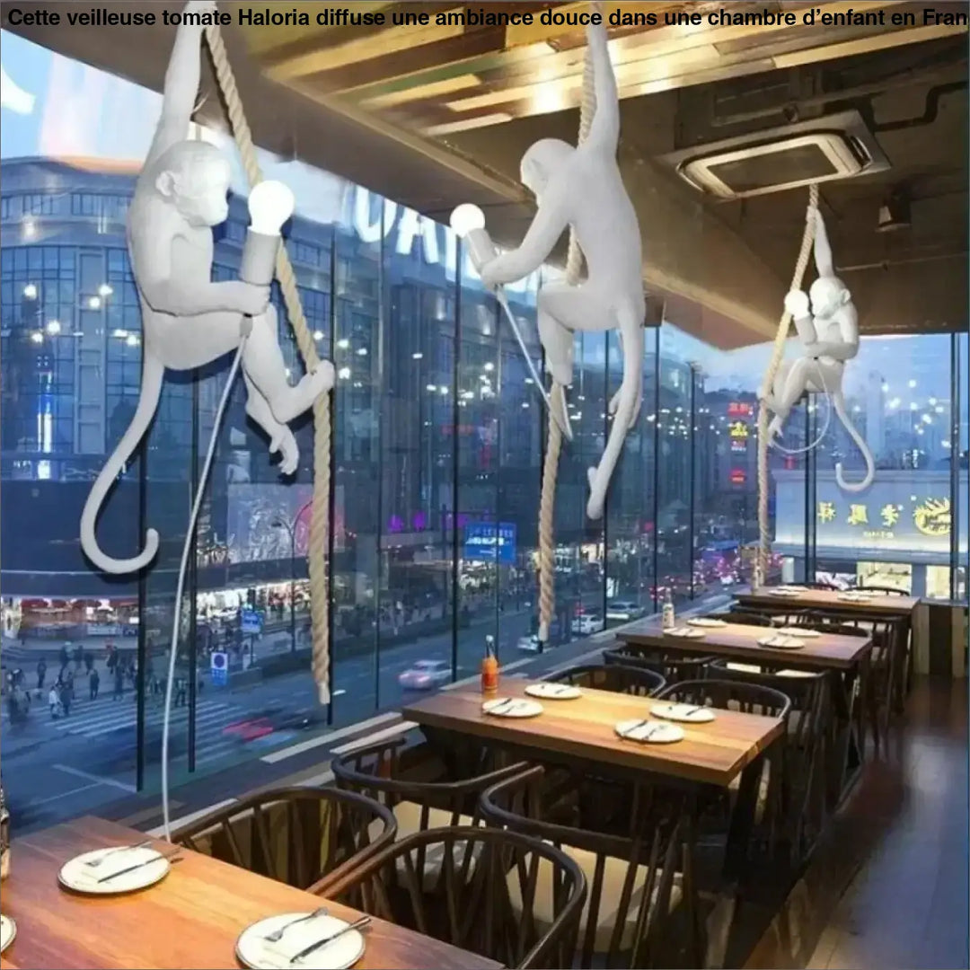 Suspension luminaire blanc en forme de singe avec ampoules intégrées et cordes en corde naturelle sans frais supplémentaires