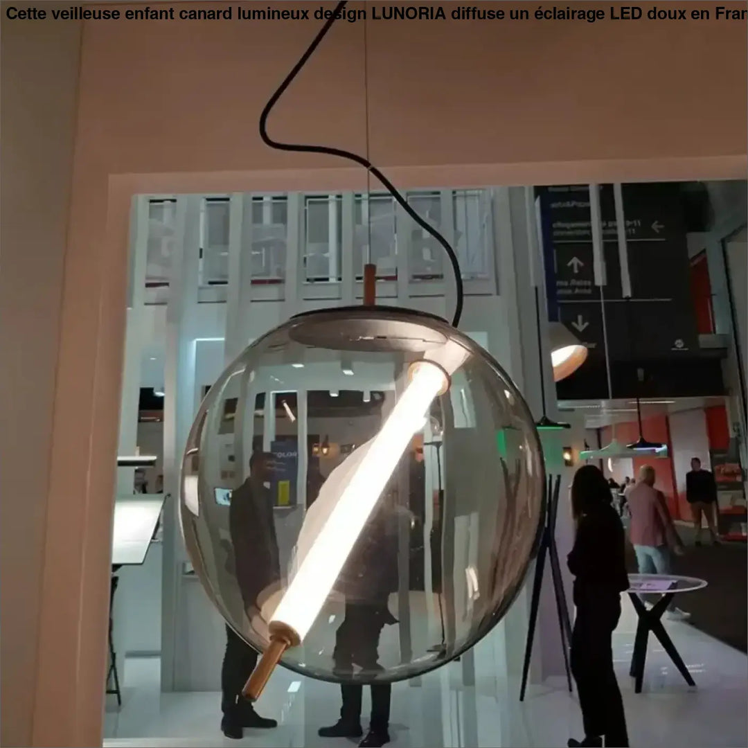 Suspension luminaire sphéris avec globe transparent, base en bois chaleureux et cordon noir élégant