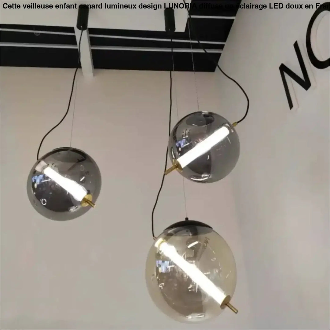 Suspension luminaire sphéris avec trois suspensions sphériques métalliques réfléchissantes et finitions dorées