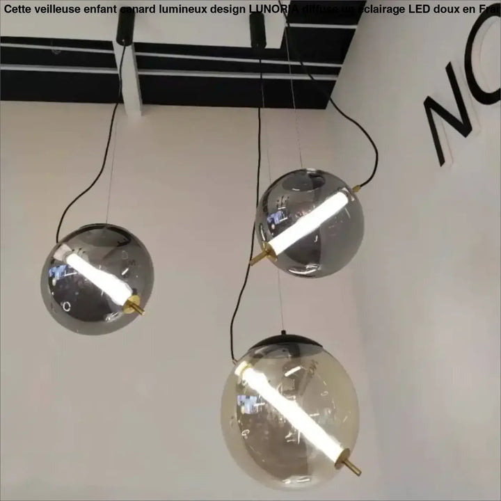 Suspension luminaire sphéris avec trois suspensions sphériques métalliques réfléchissantes et finitions dorées