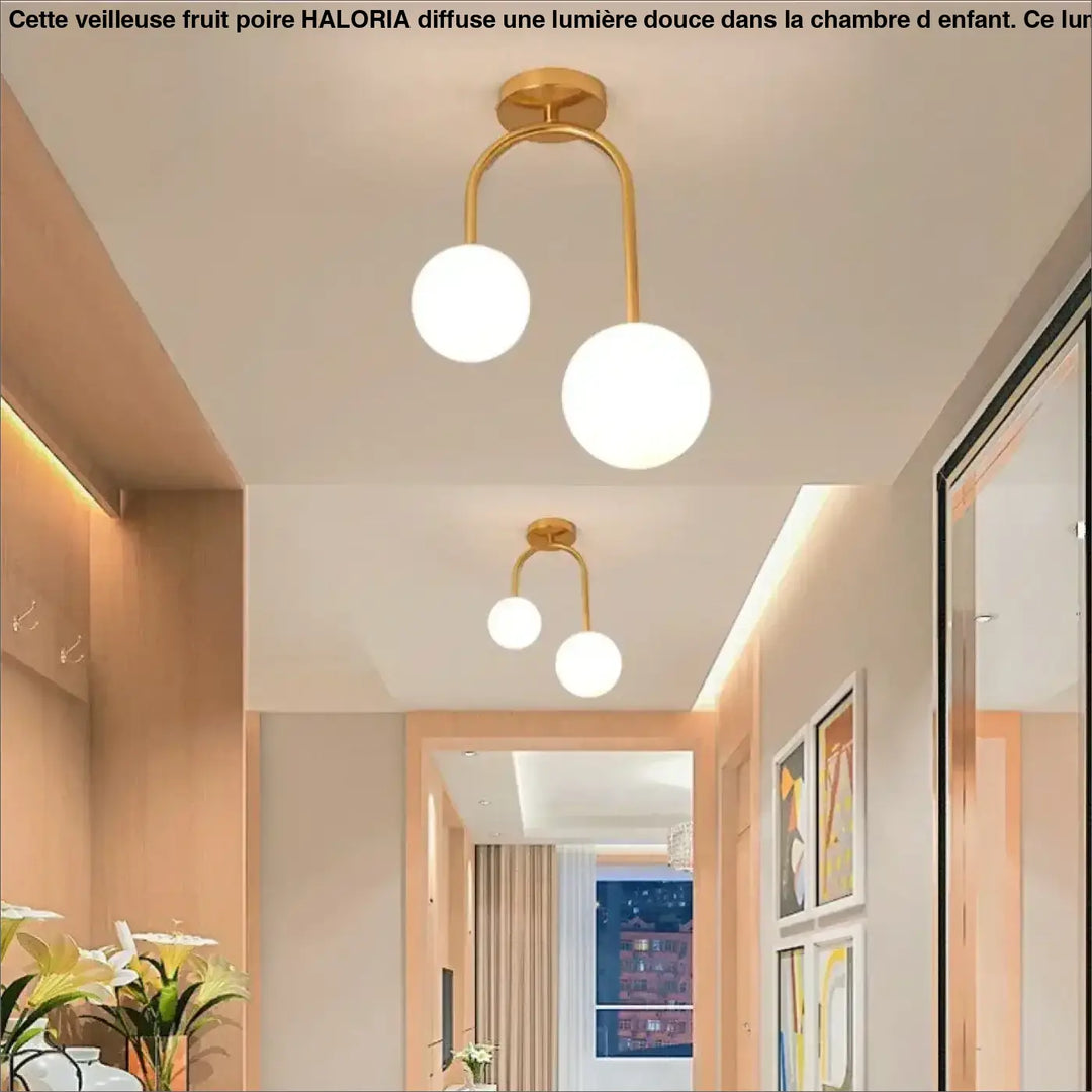 Luminaire plafonnier solia en métal doré avec deux globes en verre blanc pour un design chic et plus classique