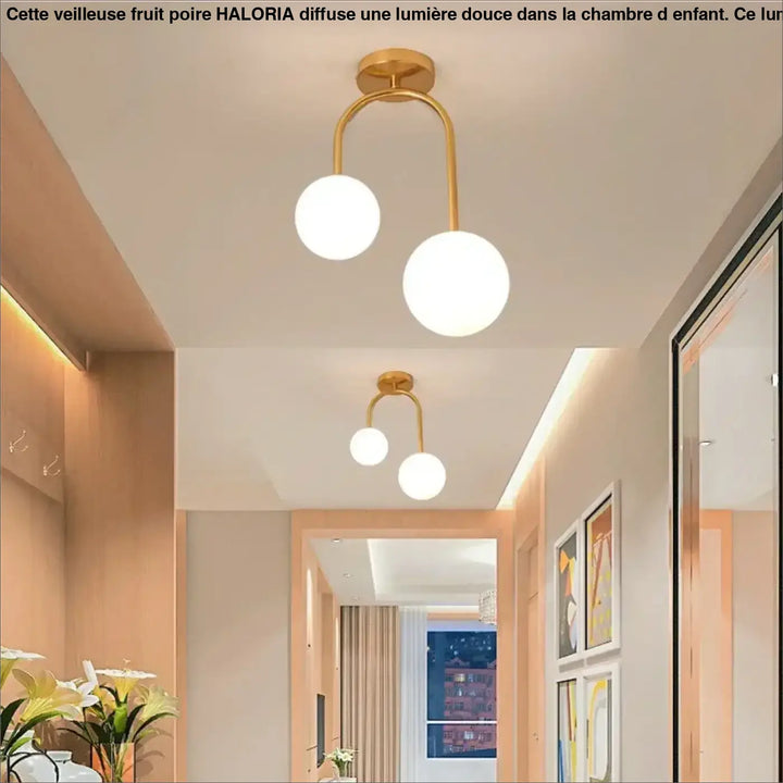 Luminaire plafonnier solia en métal doré avec deux globes en verre blanc pour un design chic et plus classique