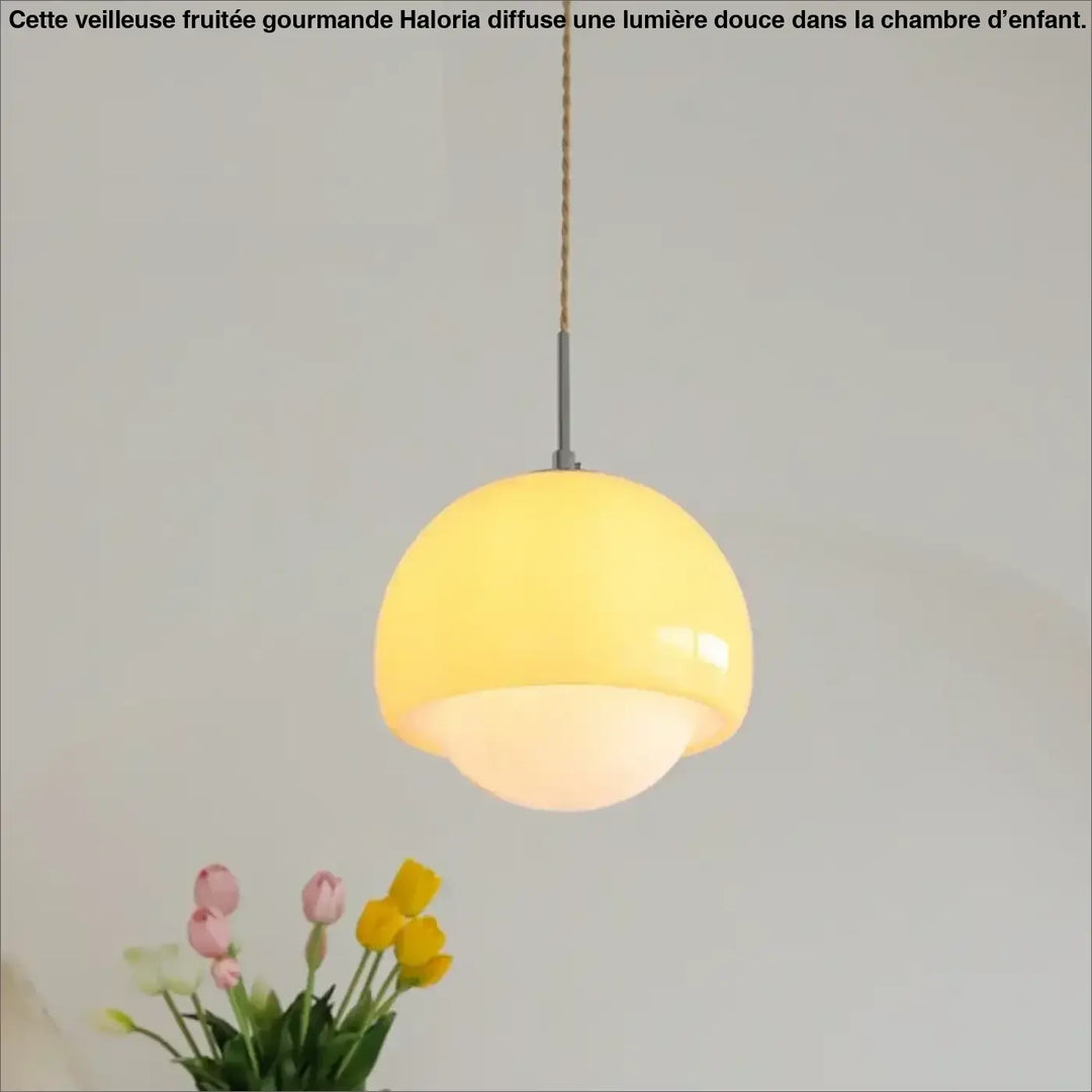 Suspension luminaire orana en forme de boule minimaliste jaune chaud avec lumière douce et finition mate dégradée