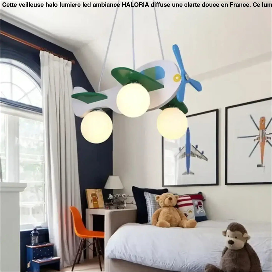 Lampe suspension creaty en forme davion avec ailes vertes et trois ampoules sphériques pour décoration intérieure plus quun simple éclairage