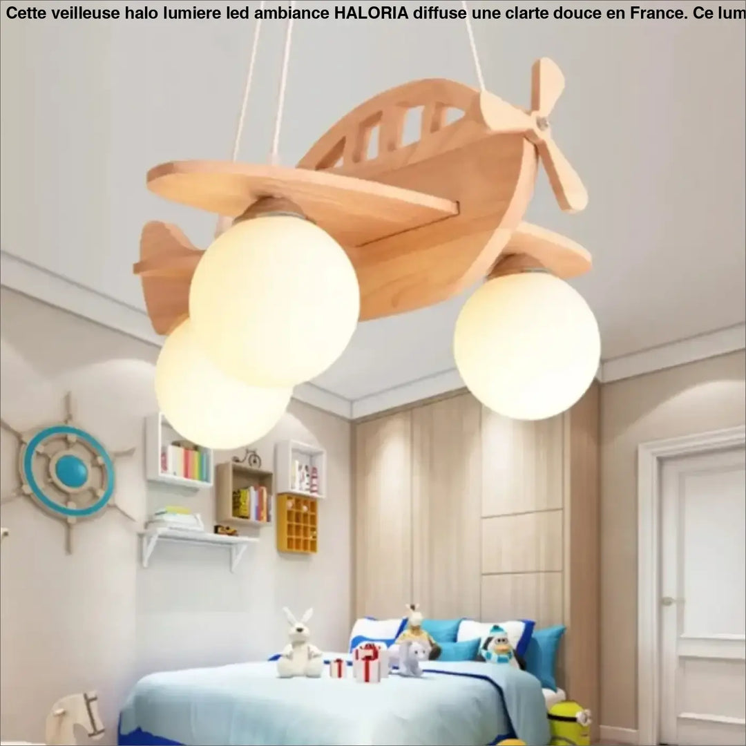 Lampe suspension en bois forme avion avec trois ampoules blanches sphériques pour décoration intérieure plus qu’un simple luminaire
