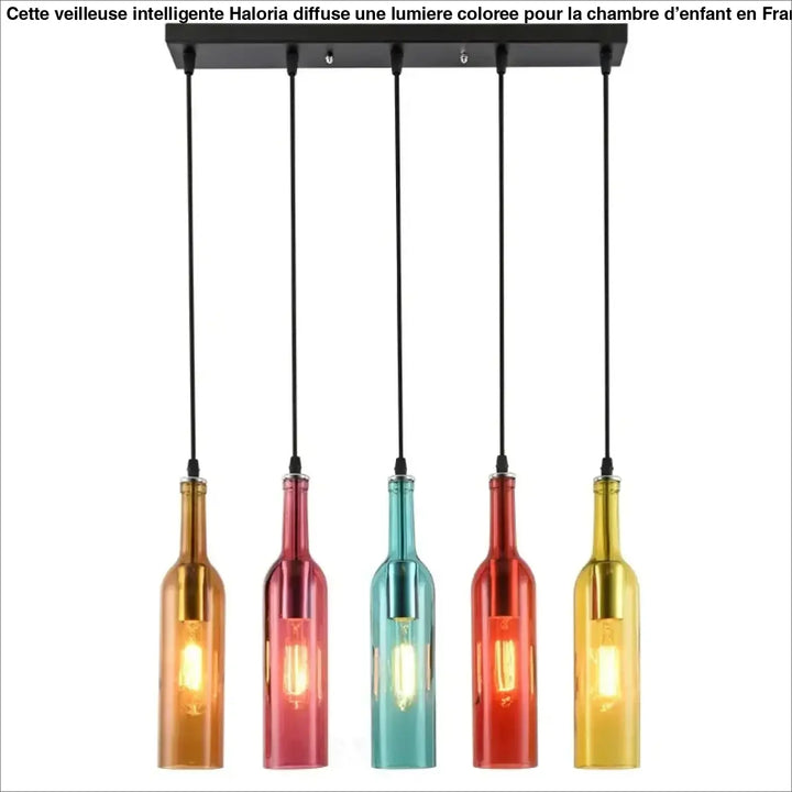 Suspension luminaire bouteille colorée avec cinq teintes distinctes en verre suspendue à une barre en métal noir