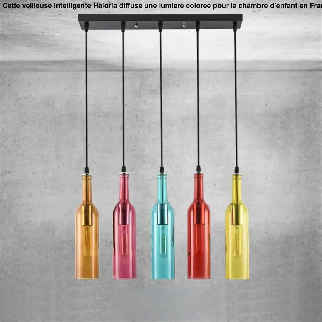 Suspension luminaire aria avec cinq bouteilles colorées en verre amber, rose, teal, rouge et jaune suspendues sur barre métal noir