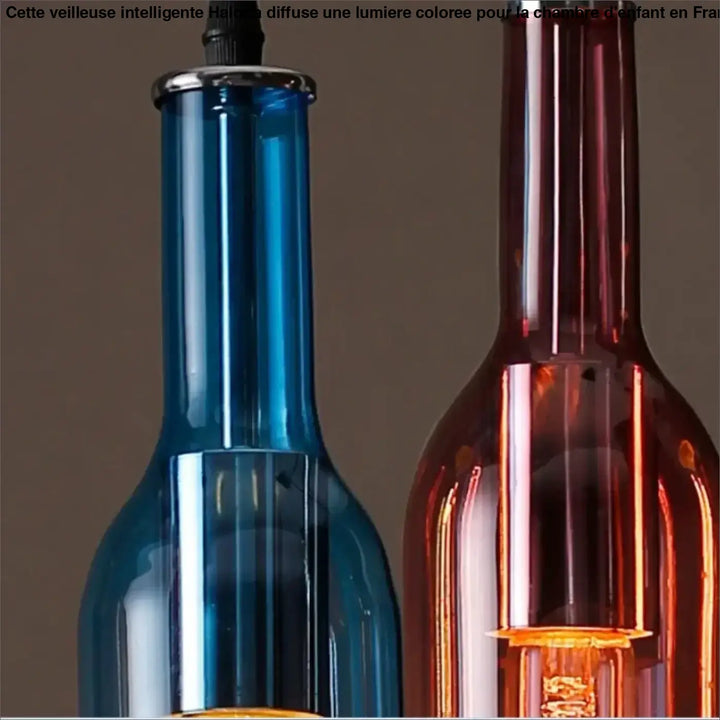 Suspension luminaire aria avec bouteilles colorées en verre bleu et ambre et bouchons métalliques