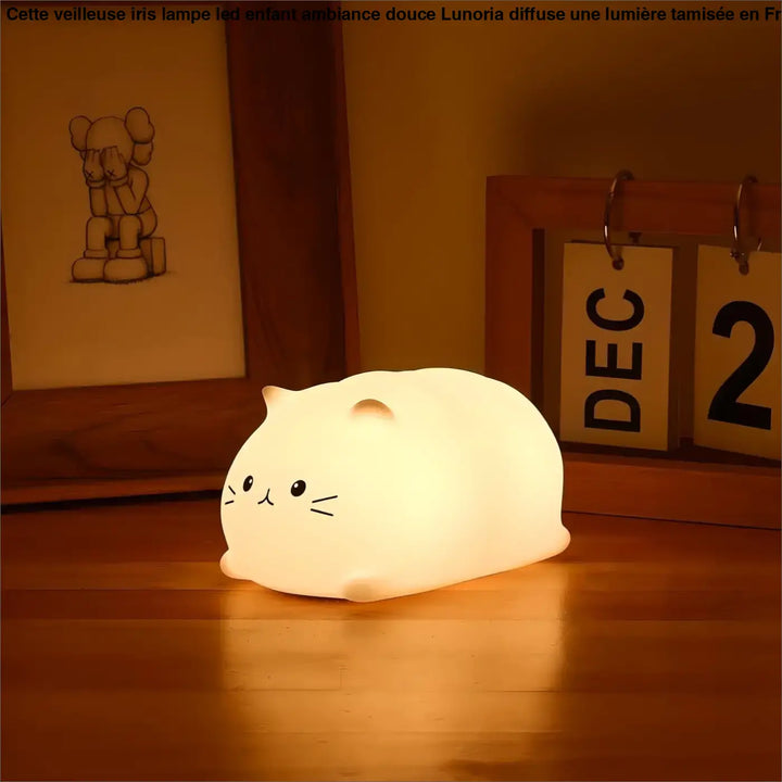 Veilleuse iris lampe led enfant douce en forme de chat blanc lumineux avec traits faciaux simples noirs lunoria