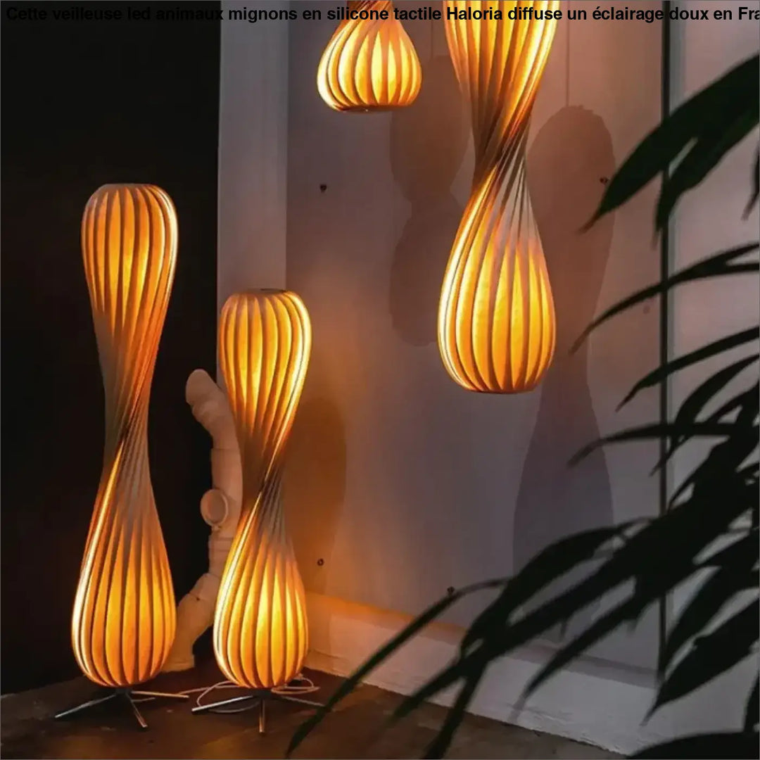 Lampadaire marron design sculptural en bois torsadé avec motifs rainurés verticalement proposant un éclairage chaleureux