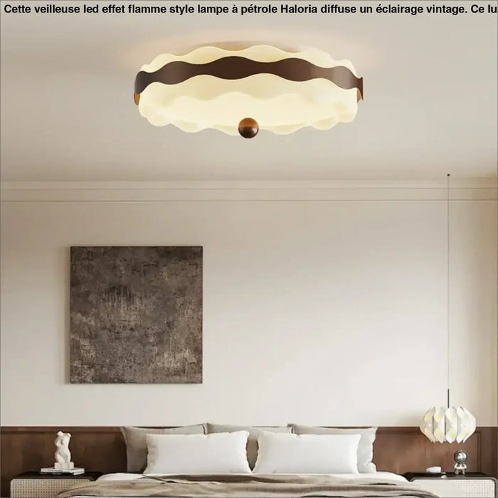 Luminaire plafonnier wavea crème à bords ondulés avec bande marron et sphère en laiton pour décoration intérieure plus qu’un simple éclairage
