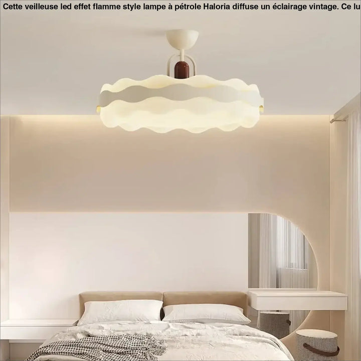 Luminaire plafonnier wavea blanc moderne à bords ondulés avec une lumière chaude subtile pour décoration intérieure plus qu’un simple éclairage