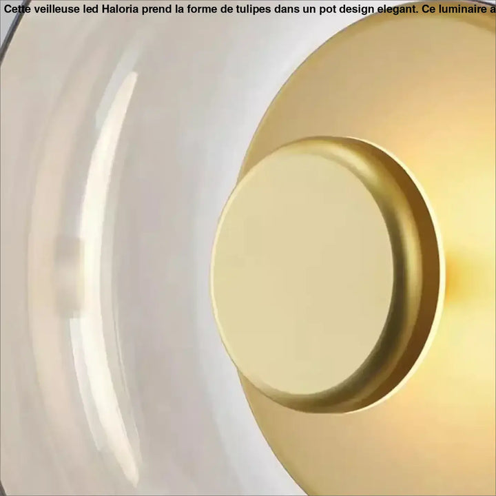 Applique murale oria moderne minimaliste avec abat-jour en verre blanc translucide et base métal doré élégant