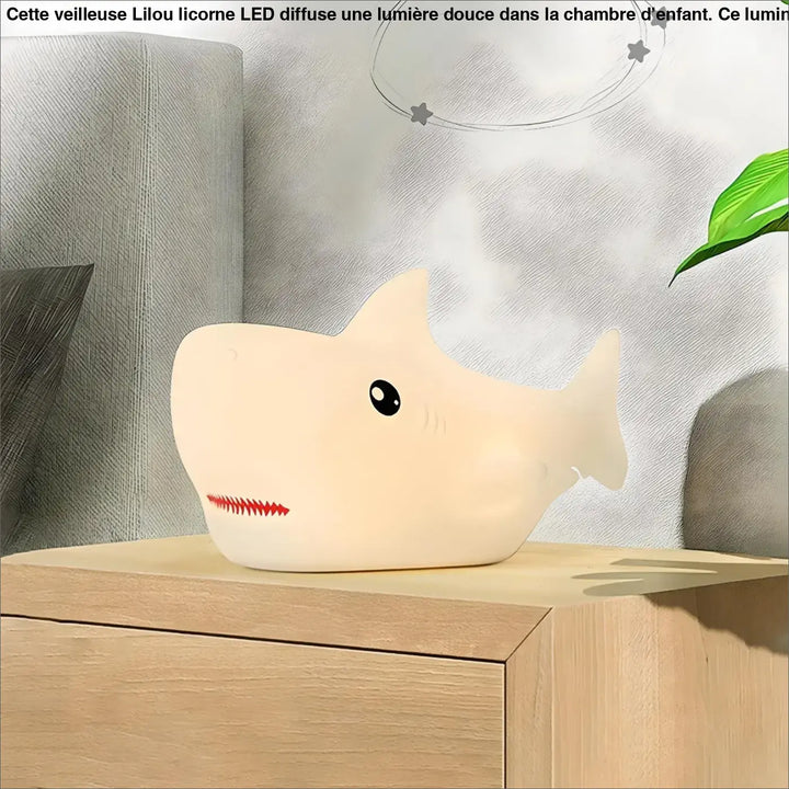 Veilleuse lilou licorne led chambre d’enfant en forme de requin crème en peluche avec œil noir et bouche rouge cousue